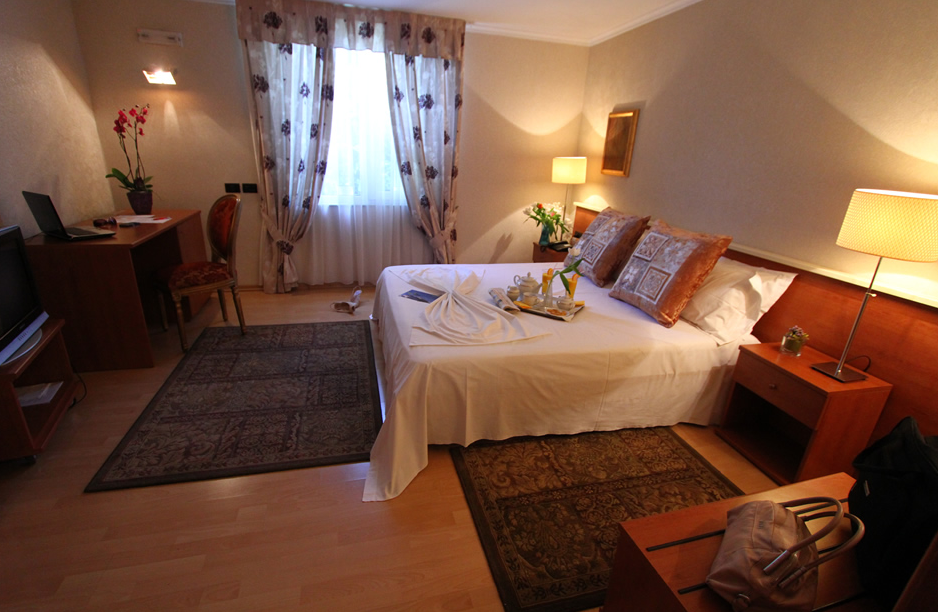 Diplomat & 4* Tirana